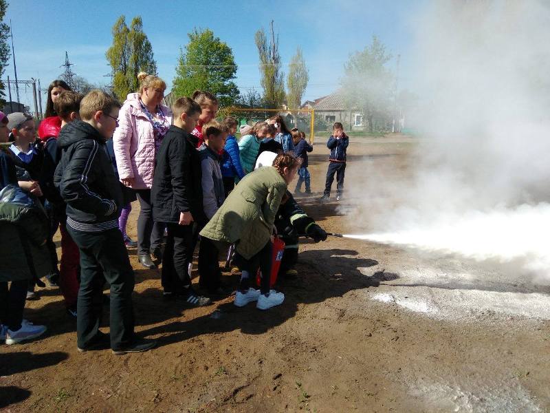 Спасатели в Белгороде-Днестровском и Тарутино провели ряд мероприятий, где школьники могли поучаствовать в тушении "пожара"