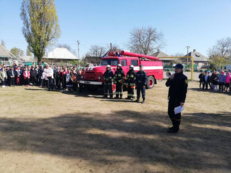 Спасатели в Белгород-Днестровском и Тарутино провели ряд мероприятий, где школьники могли поучаствовать в тушении "пожара"
