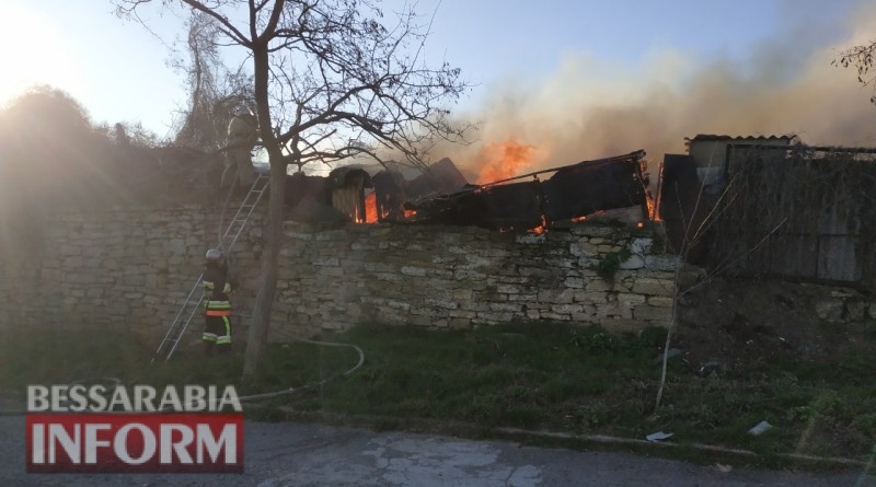 Спасатели Белгород-Днестровского потушили пламя в одном из районов города, не смотря на шквальный ветер