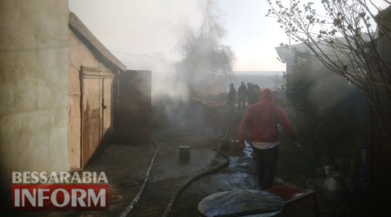 Спасатели Белгород-Днестровского потушили пламя в одном из районов города, не смотря на шквальный ветер
