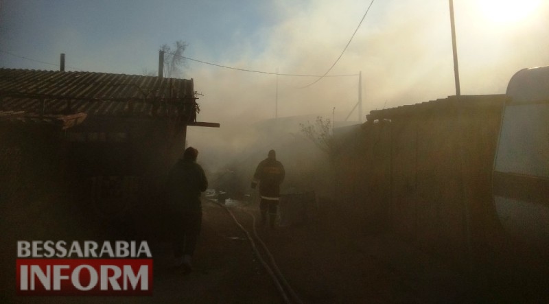 Спасители Белгород-Днестровского потушили пламя в одном из районов города, не смотря на шквальный ветер.