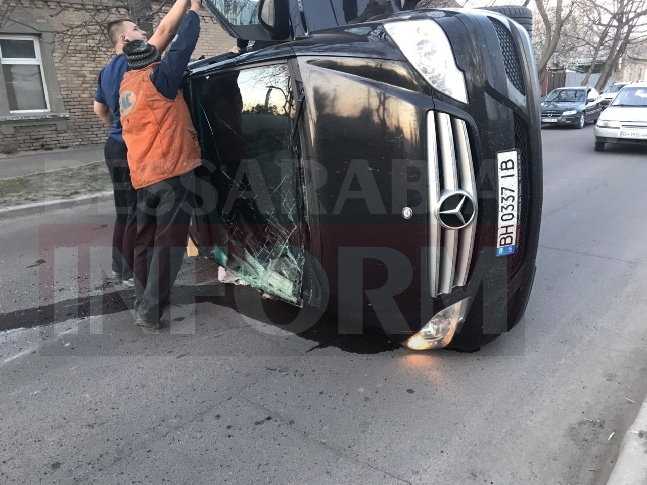 В Измаиле в результате ДТП перевернулась маршрутка с пассажирами, есть пострадавшие
