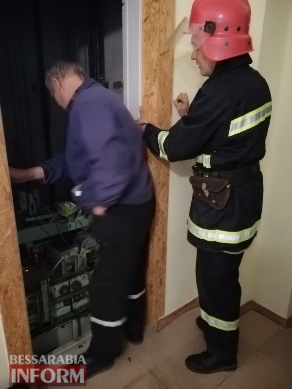 В Белгород-Днестровском спасатели извлекли школьника из застрявшего лифта