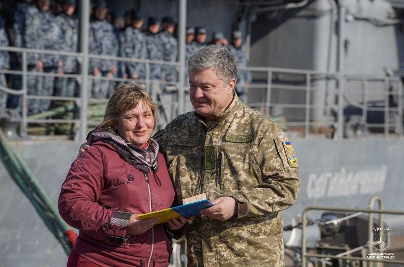На днях в Одессе Президент Украины встретился с семьями военнопленных моряков и вручил им награды