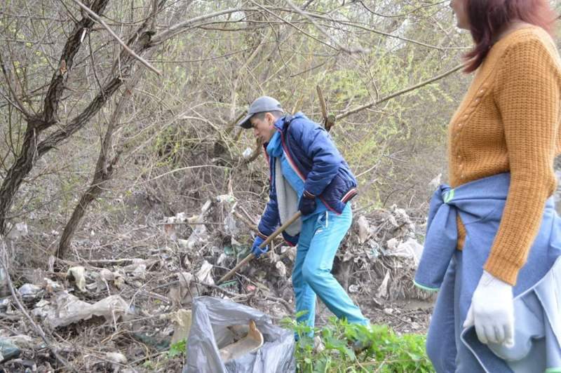 Болградский р-н: жители Кубея организовали экоакцию по очистке территории вокруг родника «Читак» от мусора