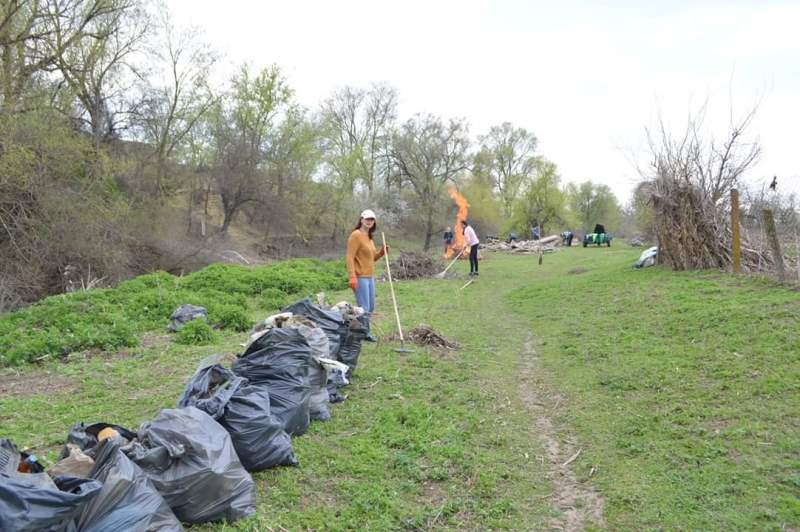 Болградский р-н: жители Кубея организовали экоакцию по очистке территории вокруг родника «Читак» от мусора
