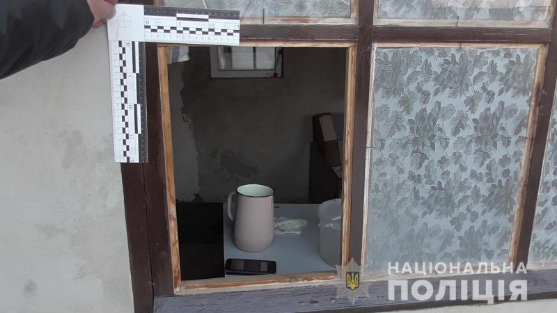 В Тарутинском районе разбойники ворвались ночью в дом и, запугав хозяйку, похитили 10 тыс. долларов