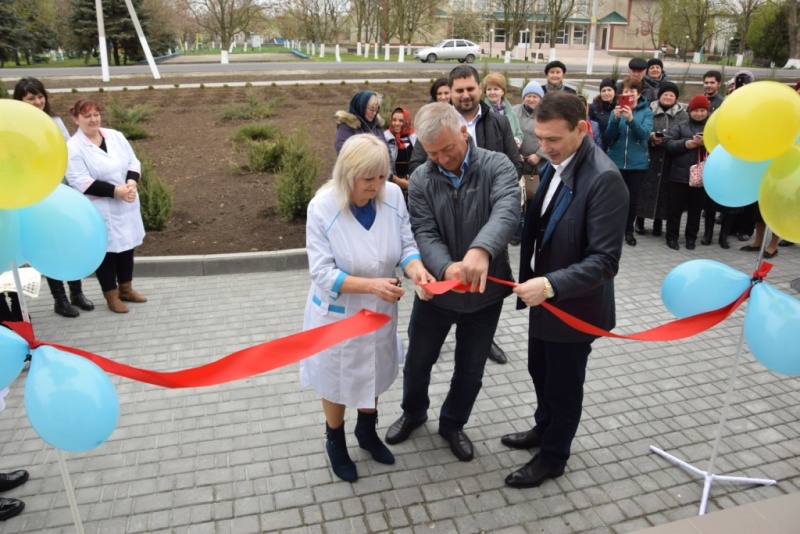 В Саратском районе торжественно открыли новую амбулаторию и мини-стадион