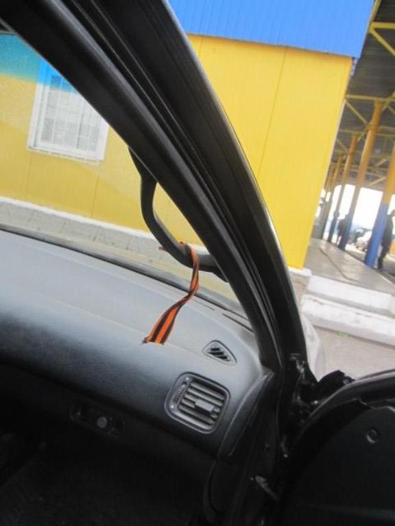 Георгиевские ленточки в машинах: иностранцам на три года запретили въезд в Украину из-за запрещенной символики