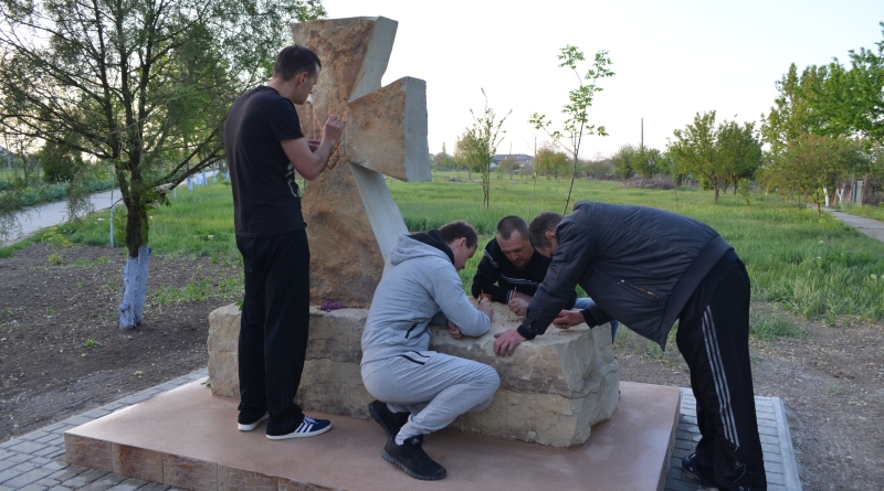 В Татарбунарах участники АТО установили мемориал погибшим защитникам Украины