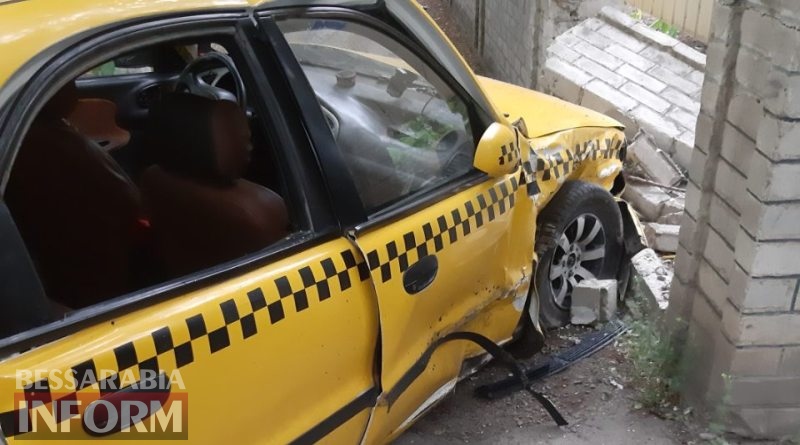 В Измаиле автомобиль такси и Sprinter после столкновения протаранили забор жилого дома