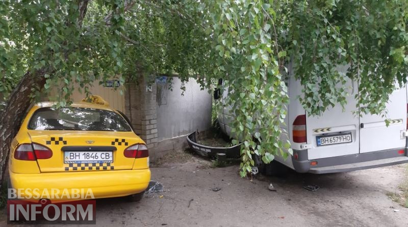 В Измаиле автомобиль такси и Sprinter после столкновения протаранили забор жилого дома