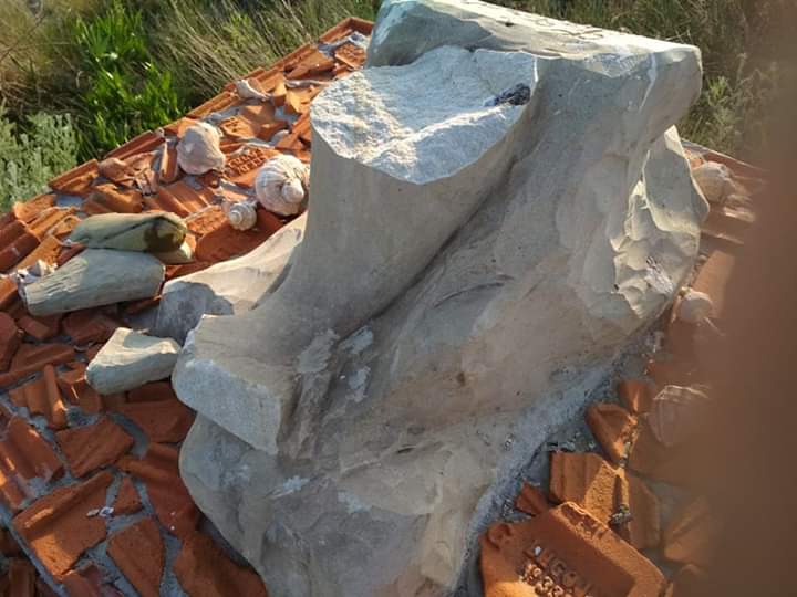 Вандалы повредили в НПП "Тузловские лиманы" скульптуру дельфина и арт-объект "Крылья ангела"