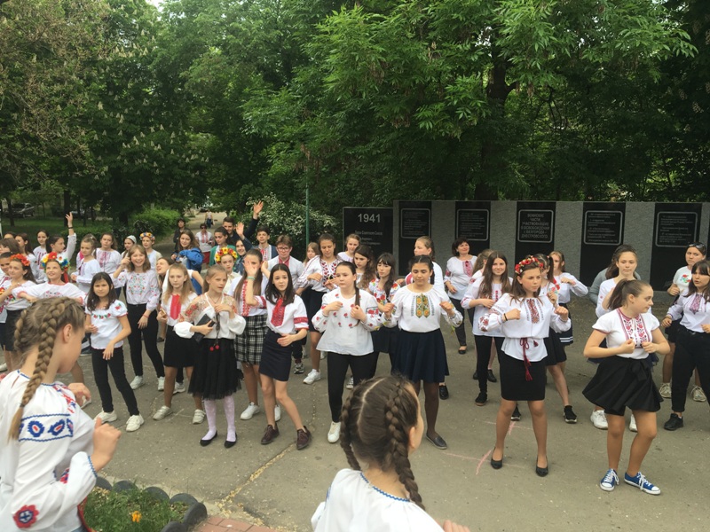 "Вышинванковая party": в Белгород-Днестровском прошел праздничный флешмоб, с танцующим под украинскую музыку мэром