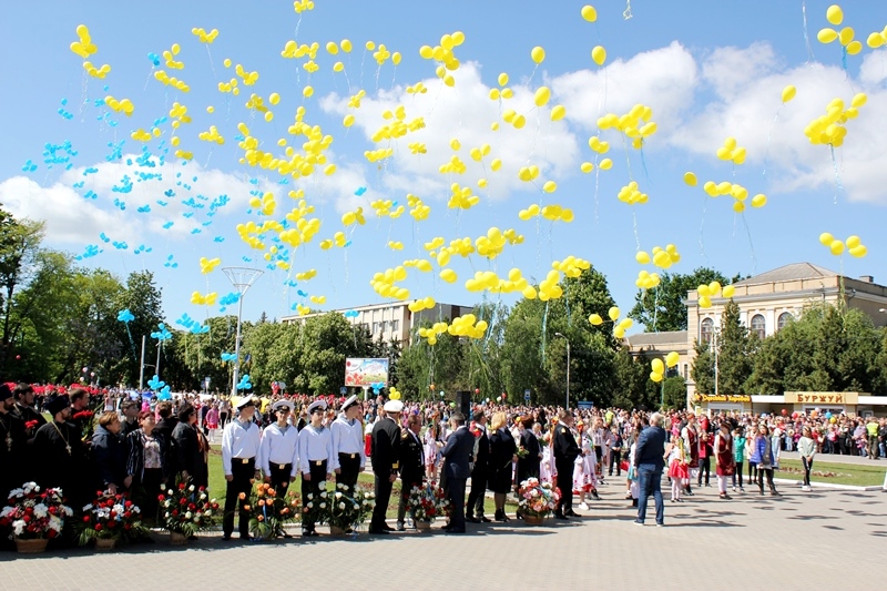Парад победы в Измаиле: массовое шествие с оркестром, возложение цветов к монументам и красочный запуск шаров и голубей.