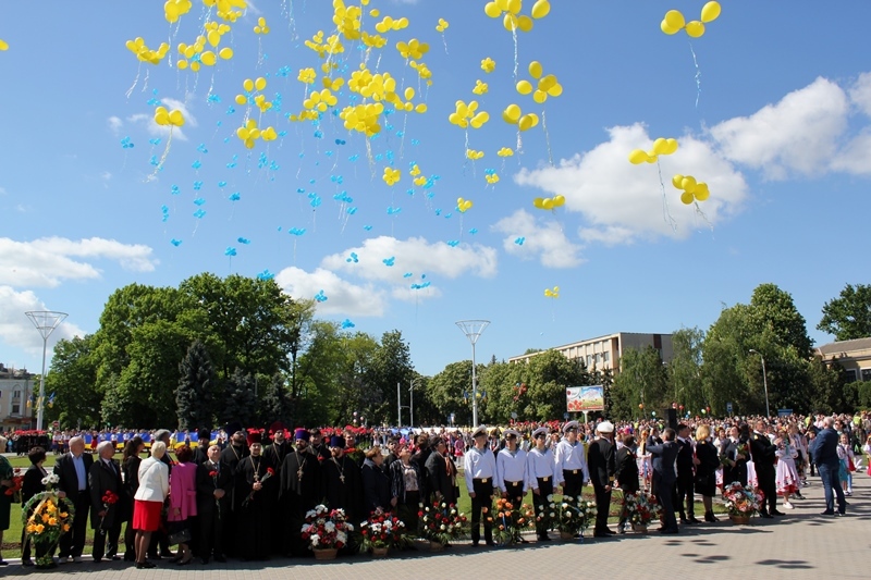 Парад Победы в Измаиле: массовое шествие с оркестром, возложения цветов к монументам и красочный запуск шаров и голубей