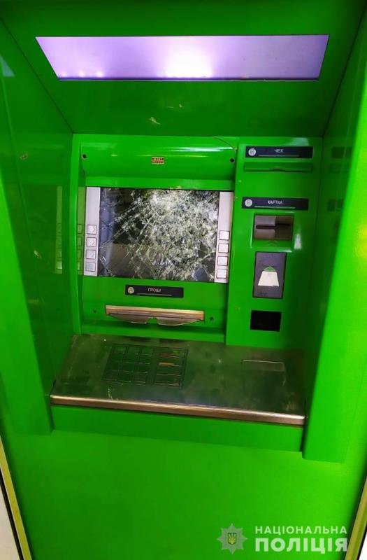 В Арцизе местная жительница выплеснула свой накопившийся гнев на банкомат.