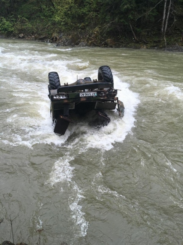 В Карпатах грузовик с туристами сорвался в реку, трое погибших