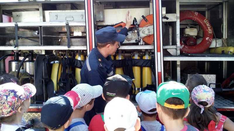 В Измаиле спасатели провели экскурсию в пожарной части для детей пришкольного лагеря