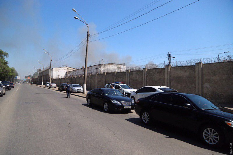 В Одесской исправительной колонии бунт: горит здание тюрьмы, массовое бегство заключенных - СМИ (обновлено)