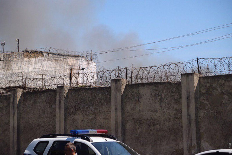 В Одесской исправительной колонии бунт: горит здание тюрьмы, массовое бегство заключенных - СМИ (обновлено)