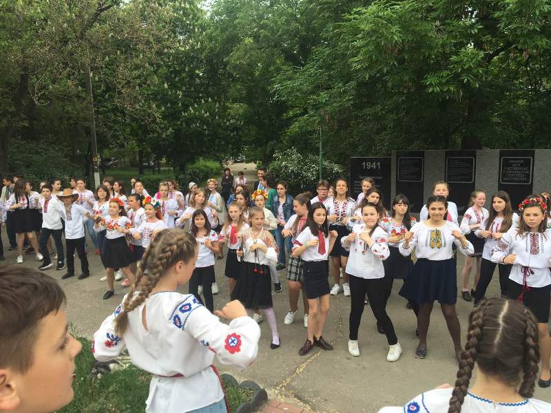 "Вышинванковая party": в Белгород-Днестровском прошел праздничный флешмоб, с танцующим под украинскую музыку мэром