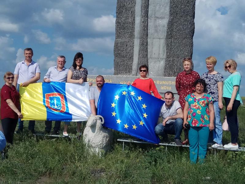 Высадка деревьев и "европейские" деревни: в Тарутинском районе отметили единство Европы и украинских общин.