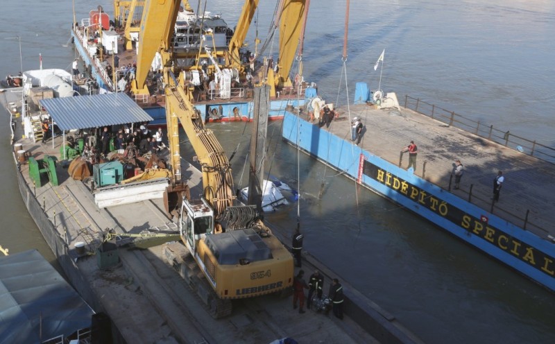 Затонувший в Будапеште катер достали из Дуная: нашли еще 4 тела