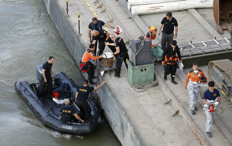 Затонувший в Будапеште катер достали из Дуная: нашли еще 4 тела