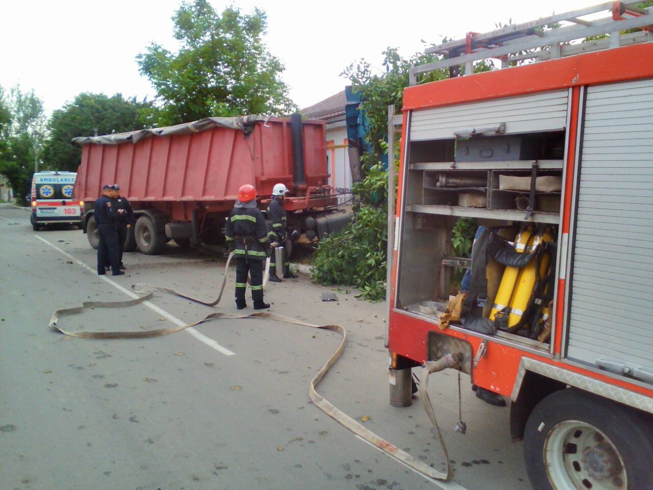 В Измаиле грузовик столкнулся с легковушкой и повредил стену жилого дома