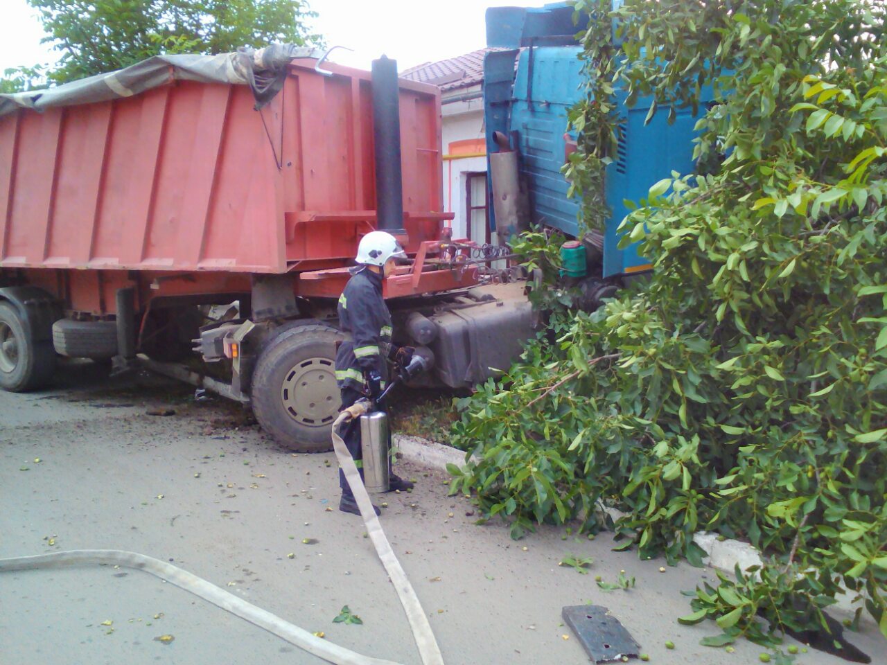 В Измаиле грузовик столкнулся с легковушкой и повредил стену жилого дома