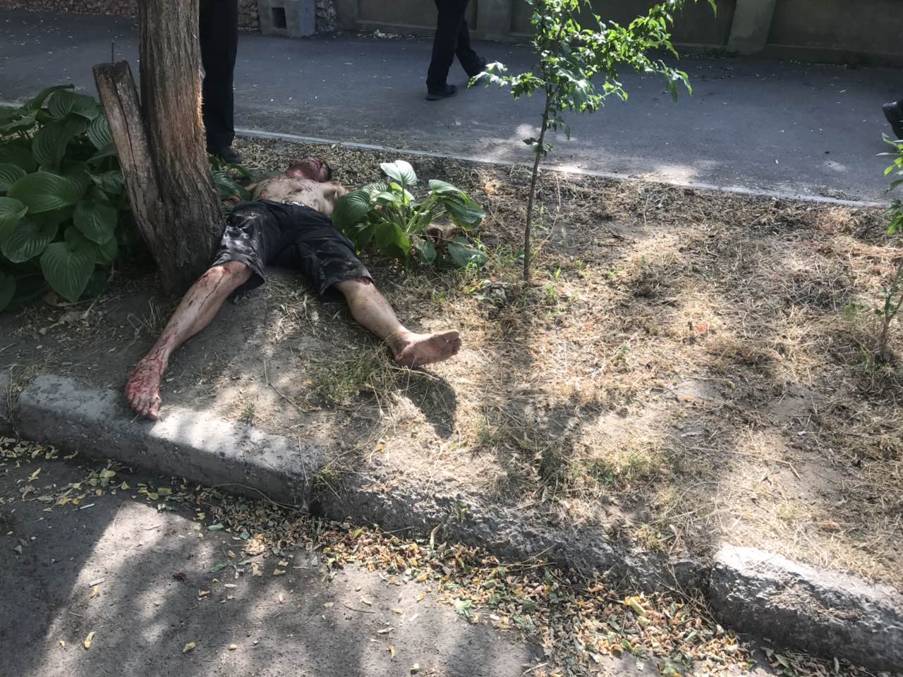 Бился в конвульсиях и громко кричал: на одной из улиц Измаила полицейские обнаружили неадекватного мужчину в крови (фото +18)