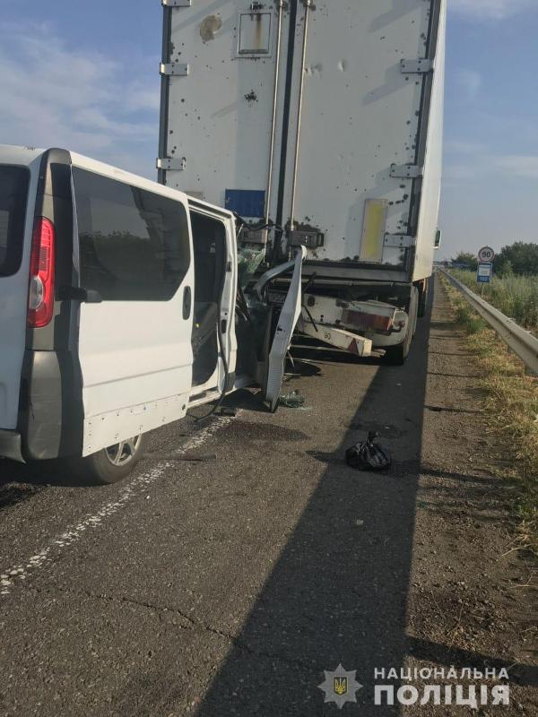 Водитель заснул за рулем: в Одесской области микроавтобус врезался в грузовик