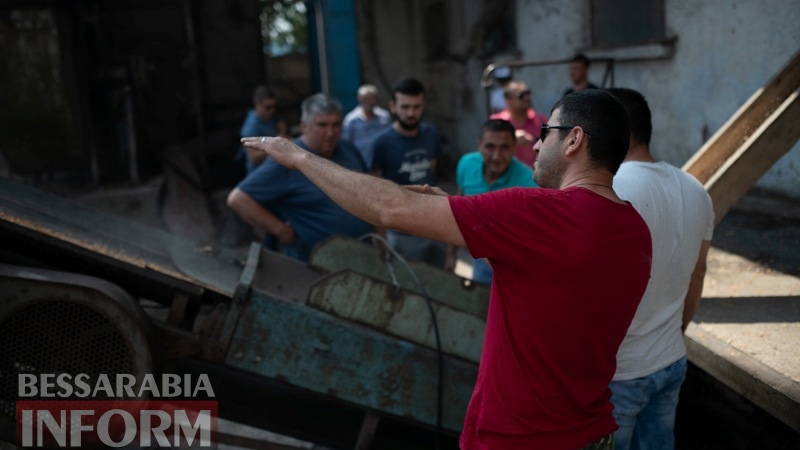 Фермеры Бессарабии пытаются вывезти своё зерно, оказавшееся в "заложниках" Измаильского элеватора - полиция им препятствует