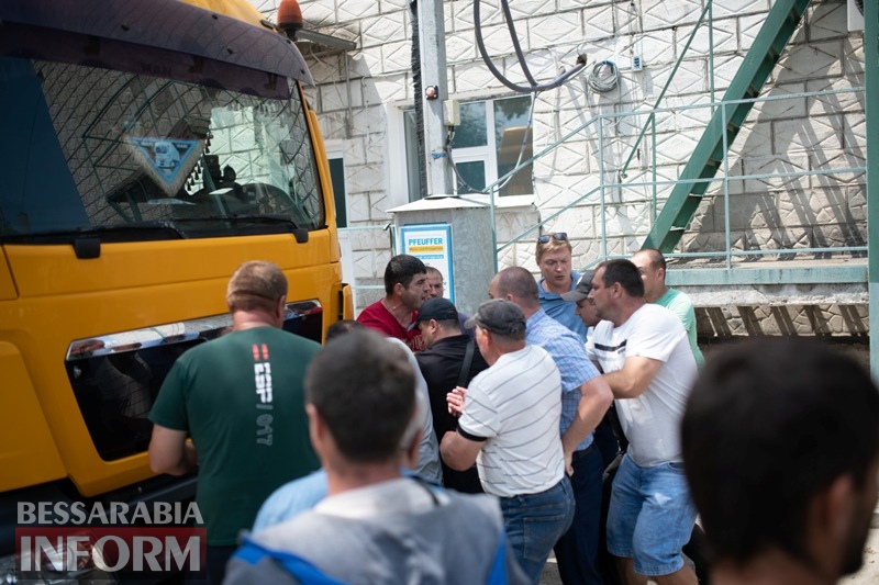 Фермеры Бессарабии пытаются вывезти своё зерно, оказавшееся в "заложниках" Измаильского элеватора - полиция им препятствует