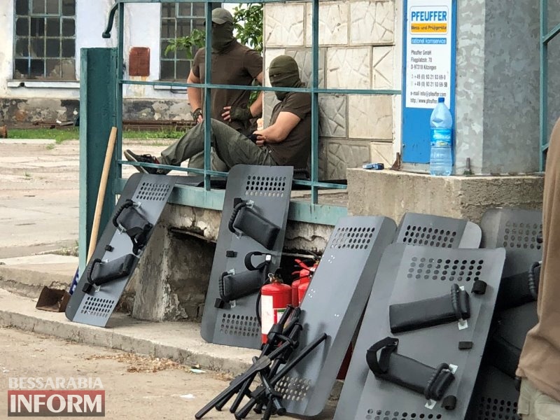 Фермеры, полицейский спецназ и молодчики в балаклавах и с дубинками: возле Измаильского элеватора снова напряженная обстановка