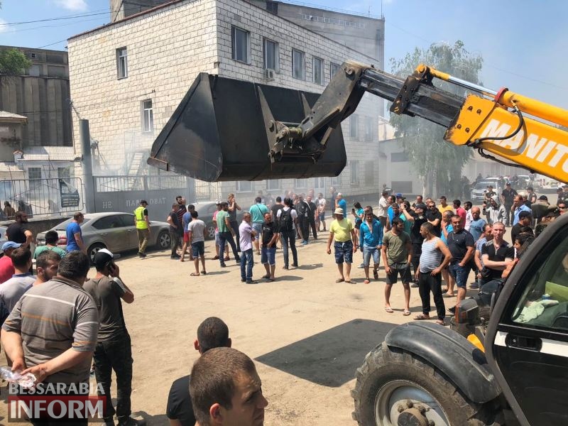 Фермеры, полицейский спецназ и молодчики в балаклавах и с дубинками: возле Измаильского элеватора снова напряженная обстановка