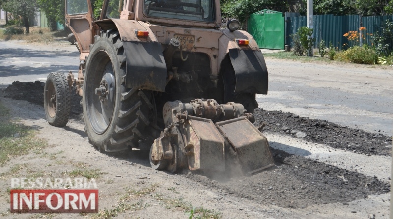 На въезде в Белгород-Днестровский в микрорайоне "Вершина" закрыт участок дороги: проводится ямочный ремонт (фотофакт)