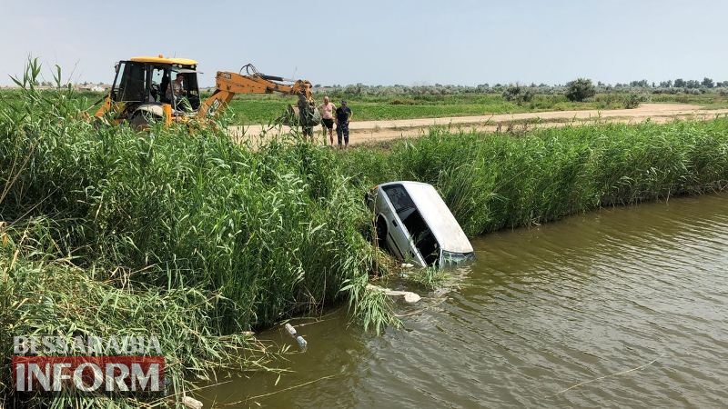 Килийская ОТГ: возле Лесков водитель слетел с дороги в оросительный канал и убежал из места ДТП.