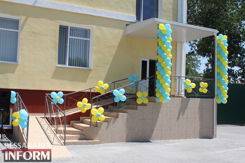 Глава ГПСУ открыл после реконструкции отдел пограничной службы «Рены» и вручил семьям пограничников ключи от 22 квартир.