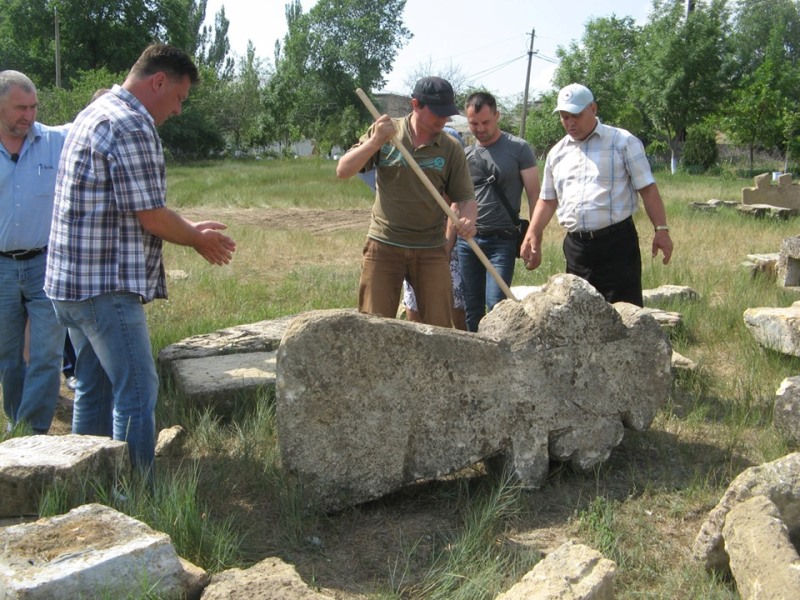В Татарбунарах приступили к созданию мемориального комплекса из разрушенных в советское время надгробий
