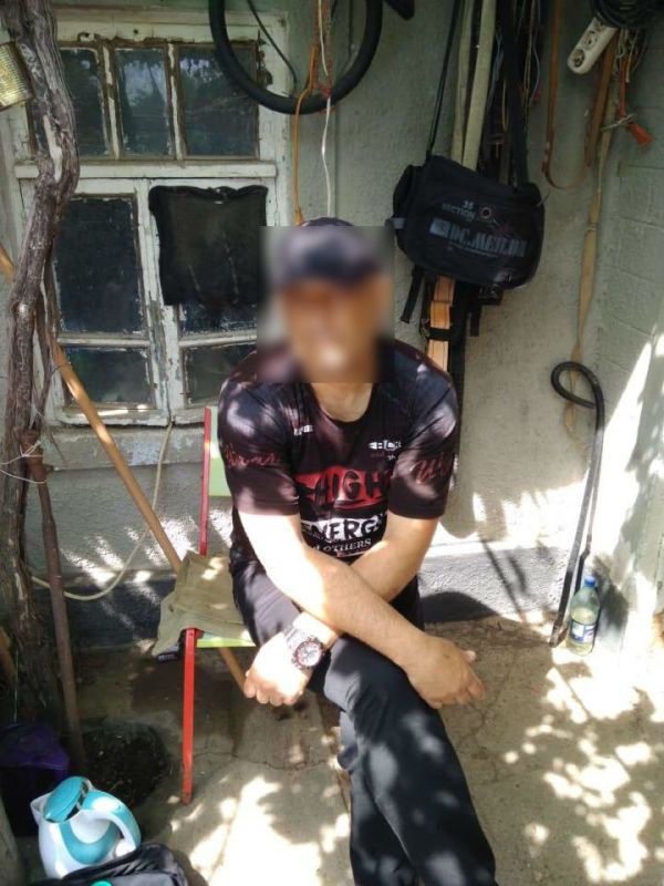Оружие, наркотики и форма правоохранителей: в Белгород-Днестровском районе обыскали дом иностранца