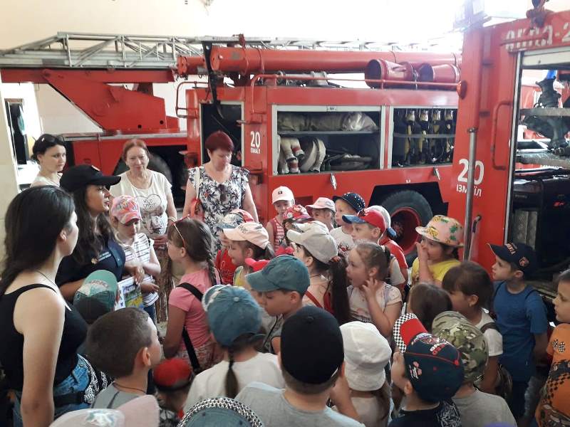 Из жизни пришкольных лагерей: увлекательная экскурсия школьников Измаила в пожарную часть