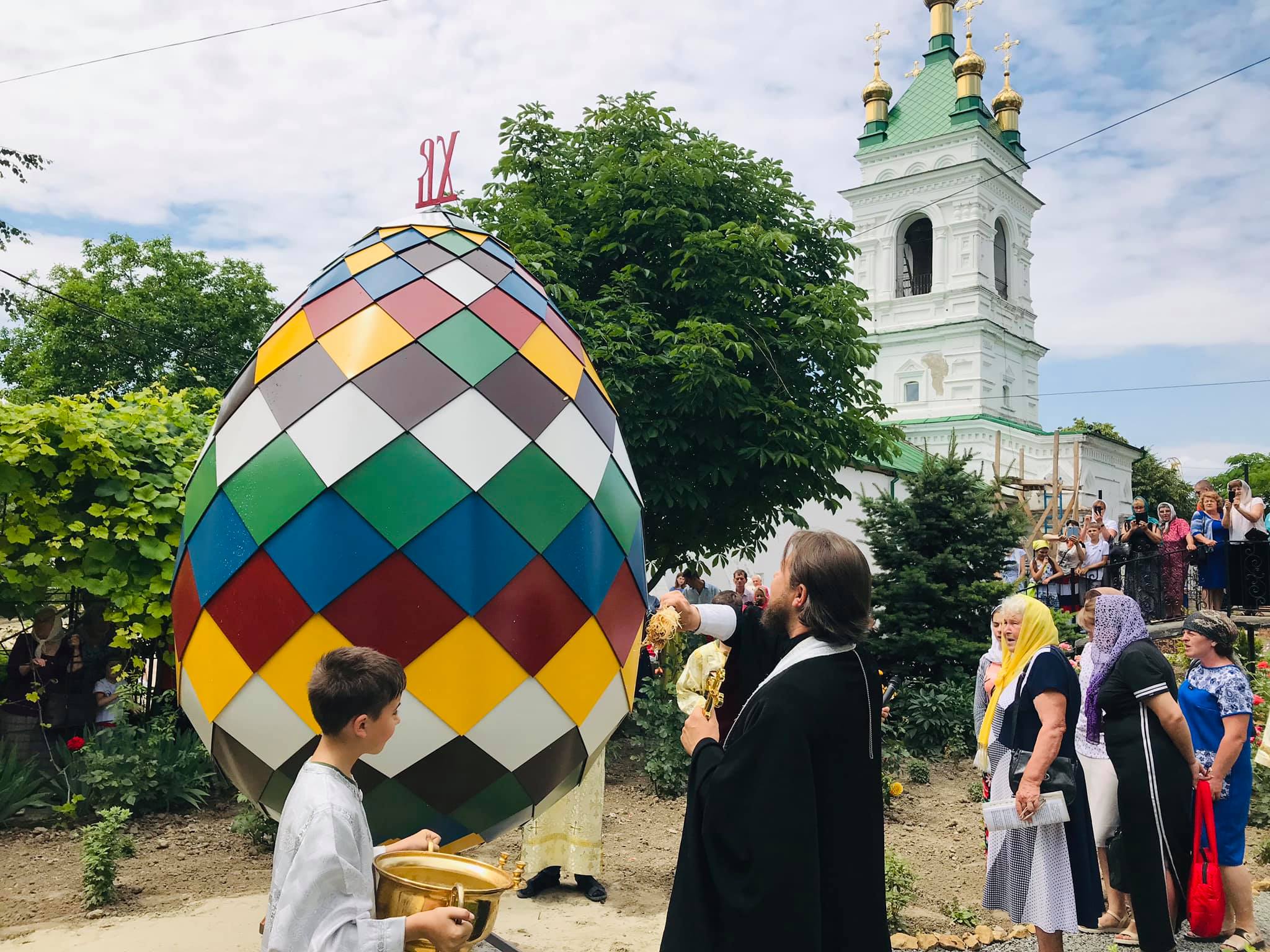 В Кили открыли трехметровый памятник пасхальному яйцу (фотофакт)