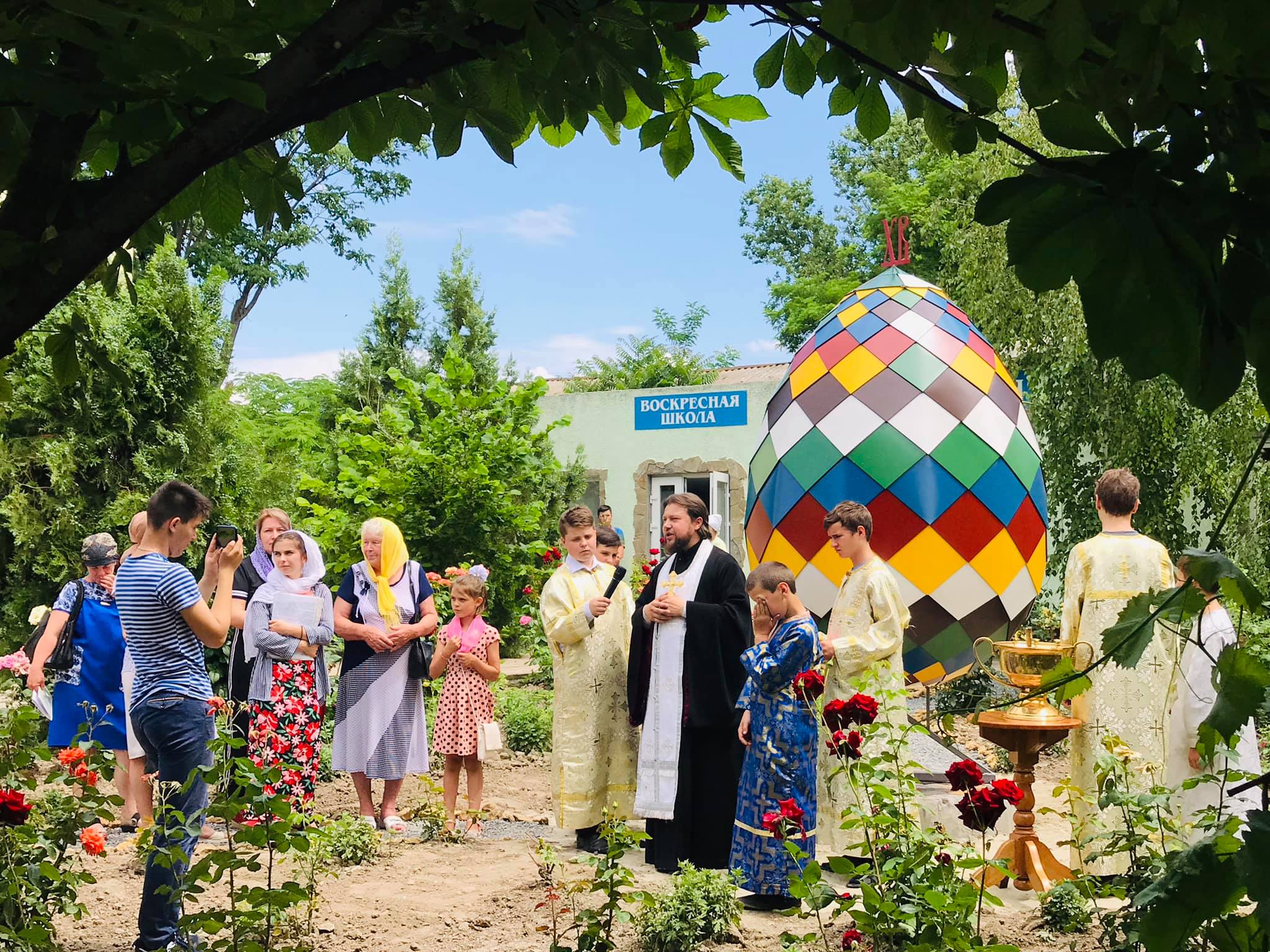 В Кили открыли трехметровый памятник пасхальному яйцу (фотофакт)