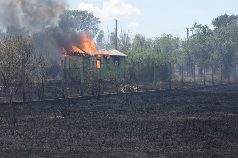 Пожар в курортной Катранке: сгорела база отдыха и несколько гектаров травы.