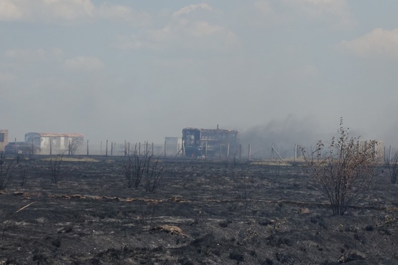 Пожар в курортной Катранке: сгорела база отдыха и несколько гектаров травы