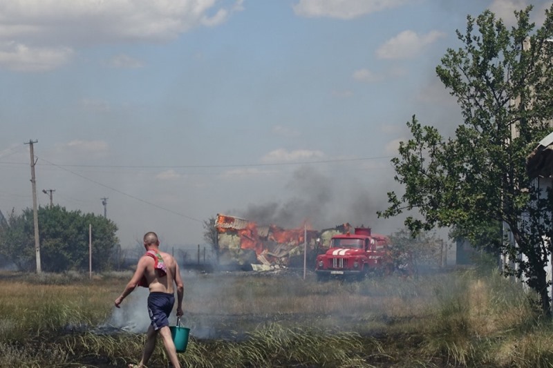 Пожар в курортной Катранке: сгорела база отдыха и несколько гектаров травы.
