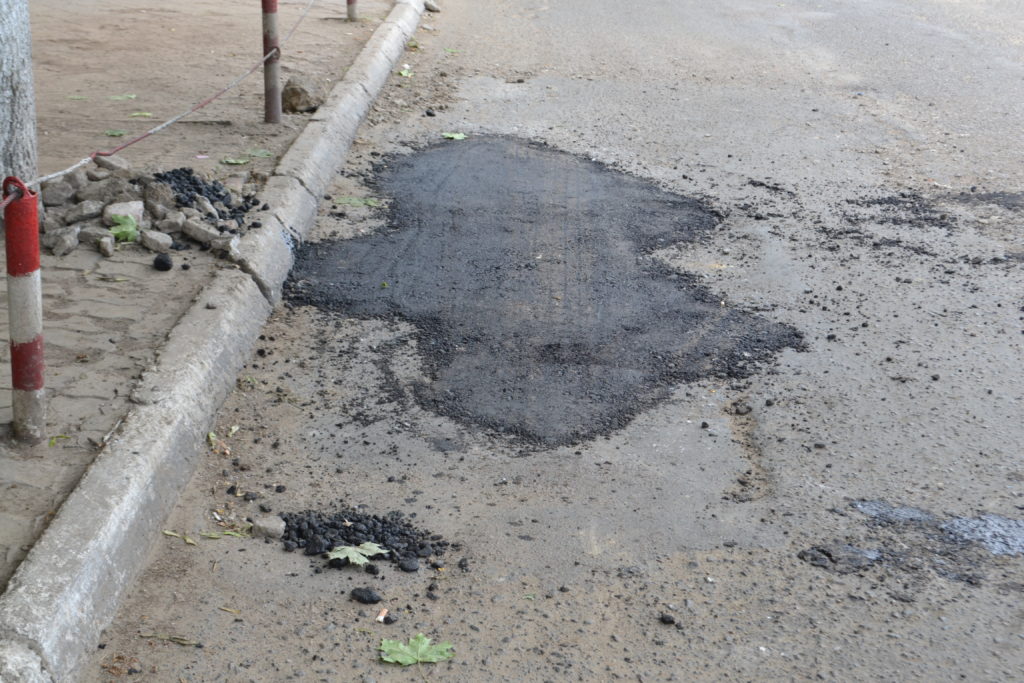 В Белгороде-Днестровском "латают" одну из самых разбитых дорог (фотофакт)