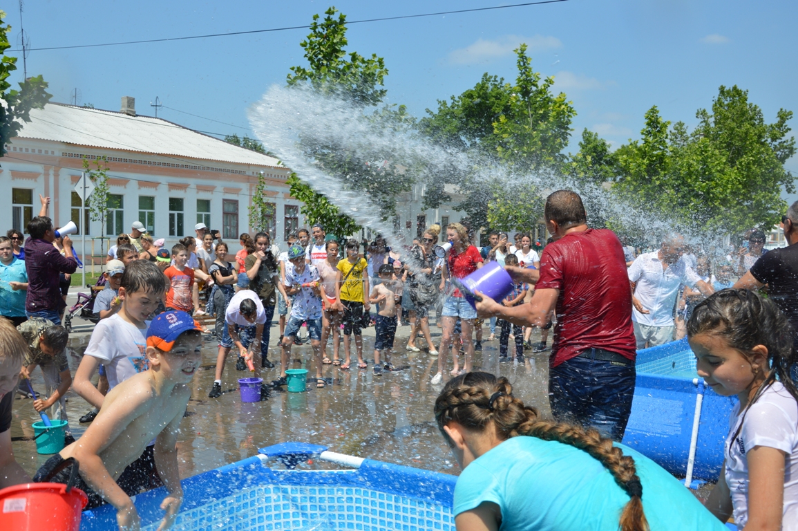 В Килии ко Дню защиты детей прошла массовая водная битва с мэром (фоторепортаж)